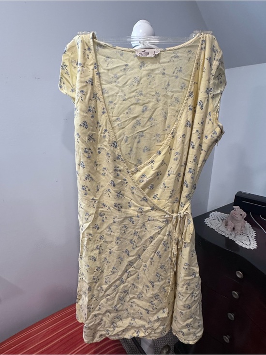 Hollister Dresses & Skirts - Hollister Yellow Floral Tie-Waist Mini Dress